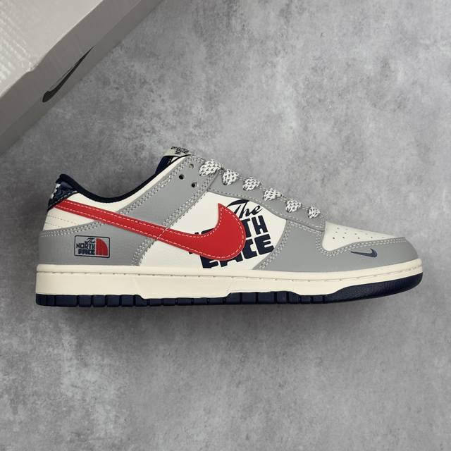 本地 核心私 Nike Sb Dunk Low“北面联名 灰蓝红勾配色” 高端定制 低帮休闲板鞋 定制鞋盒 大厂纯原品质出货 超高清洁度 皮料切割干净无任何毛边