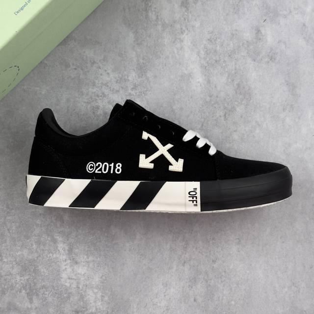 本地 核心私 Off-White Gym Shoes Lovers 箭头低帮硫化帆布板鞋 Off-White 近日才发布其春夏新款鞋履，紧跟着就推出全新秋冬鞋款