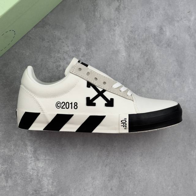本地 核心私 Off-White Gym Shoes Lovers 箭头低帮硫化帆布板鞋 Off-White 近日才发布其春夏新款鞋履，紧跟着就推出全新秋冬鞋款