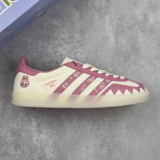 本地 核心私 Labubu X Adidas Original Gazelle Indoor 拉布布 X 阿迪达斯 低帮粉白 桑巴防滑耐磨轻便板鞋 鞋身整体采用