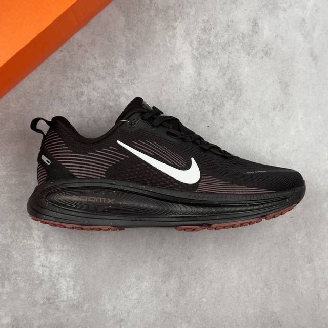 本地 核心私 公司级 Nike Vomero 18 耐克 舒适减震防滑 低帮跑步鞋 全掌Reactx泡绵中底 前掌和后跟还配备了Air Zoom气垫单元 据说跑