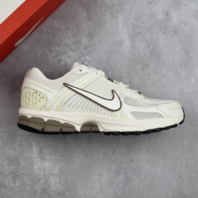 本地 核心私 耐克 Nike Zoom Vomero 5 复古单品 经典复古潮流运动鞋 融蕴繁复设计风范和丰富层次感 缔造运动鞋佳选 助你轻松型出范 开辟独属于