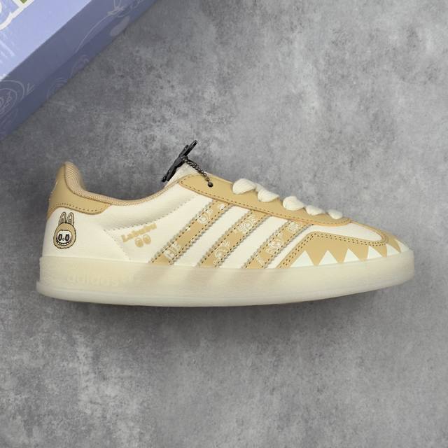 本地 核心私 Labubu X Adidas Original Gazelle Indoor 拉布布 X 阿迪达斯 低帮卡其色 桑巴防滑耐磨轻便板鞋 鞋身整体采