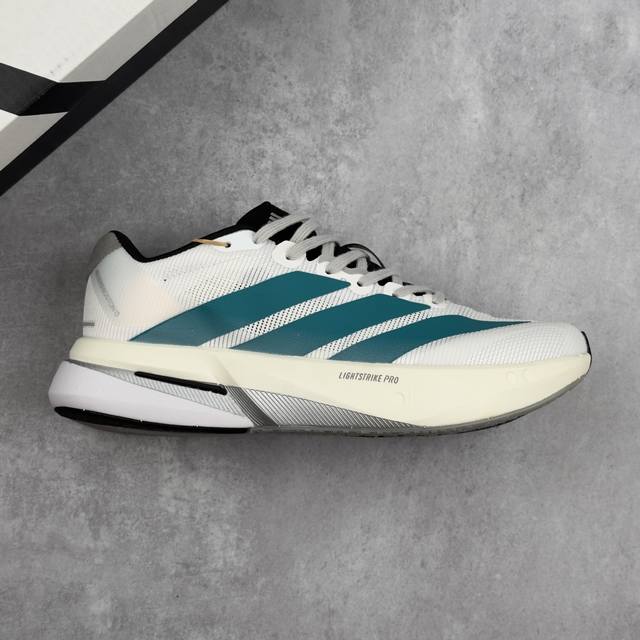 本地 核心私 Adidas Adizero Bosstn 13 全掌碳板 阿迪超轻透气缓震跑鞋 整体外观造型与Adizero Adios Pro Evo 1非常