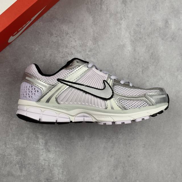 本地 核心私 耐克 Nike Zoom Vomero 5 复古单品 经典复古潮流运动鞋 融蕴繁复设计风范和丰富层次感 缔造运动鞋佳选 助你轻松型出范 开辟独属于