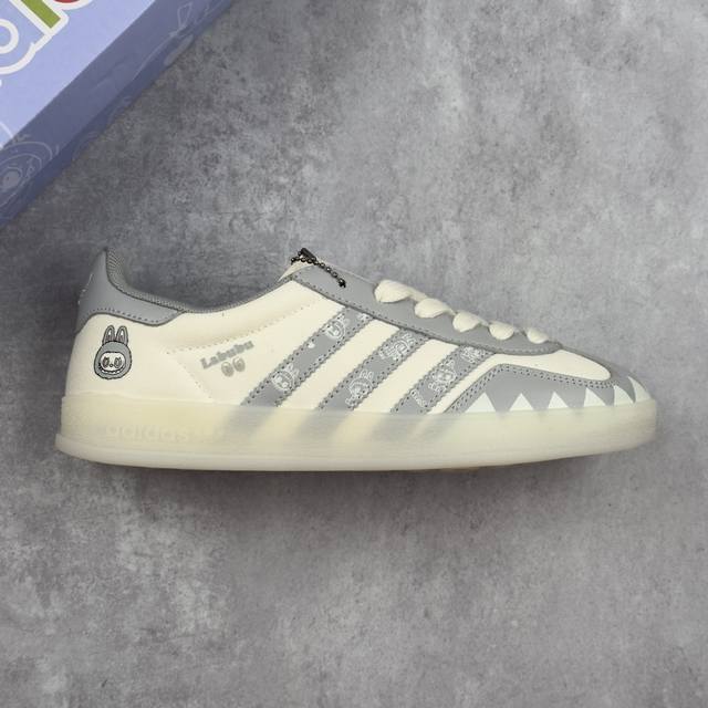 本地 核心私 Labubu X Adidas Original Gazelle Indoor 拉布布 X 阿迪达斯 低帮灰白色 桑巴防滑耐磨轻便板鞋 鞋身整体采