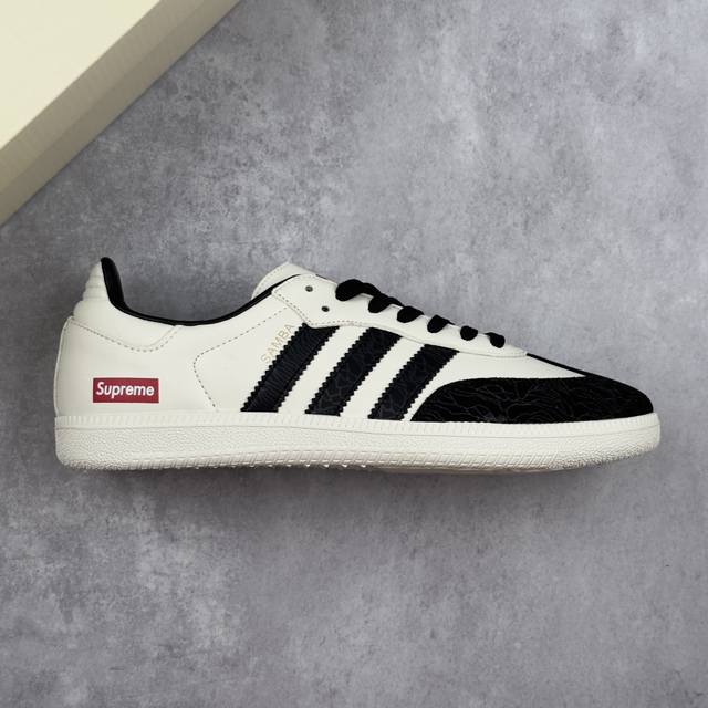本地 核心私 Supreme X Adidas Original Samba Og Sup X 阿迪达斯 低帮联名黑白 桑巴防滑耐磨轻便板鞋 鞋身整体采用米白色
