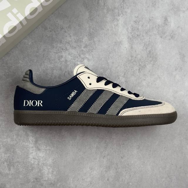 本地 核心私 Dior X Adidas Original Samba Og 迪奥 X 阿迪达斯 低帮灰蓝 桑巴防滑耐磨轻便板鞋 鞋身整体采用蓝色皮革打造，搭配