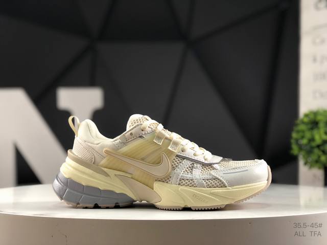 耐克 Nike V2K Run 复古单品 复古老爹鞋跑步鞋 鞋款被命名为 Runtekk 设计上借鉴了 0 年的跑鞋风格 配色上以金属银为主调 简练又有复古运动