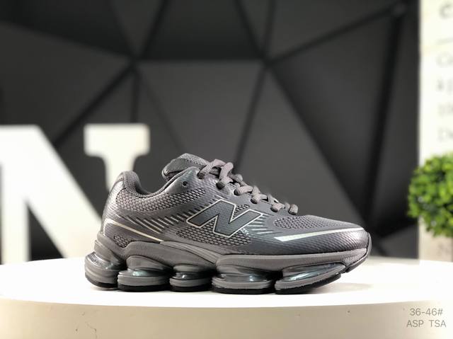 新百伦 New Balance Nb U 0 运动跑步鞋。此复刻经典鞋款，加入当下大热的户外元素，以曾经篮球鞋款型式样加以打造鞋款造型。编织鞋带以及加强稳固鞋底
