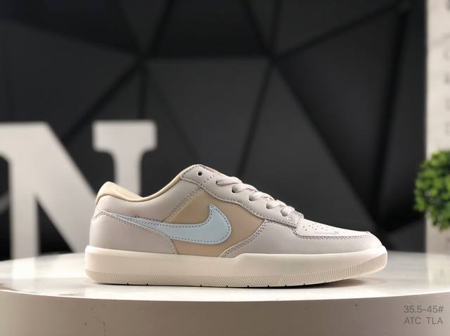 耐克 Nike Sb Force 58 运动滑板鞋。这是一款将前沿创新带入街头的单品，它具有硫化杯底，具有出色的耐用性和灵活性。使用柔软皮革和帆布拼接，在饰面上