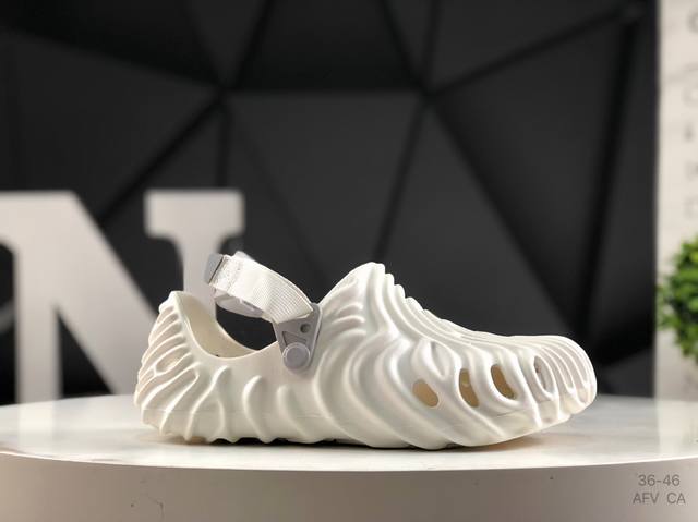 Crocs 卡洛驰 凉鞋 涡轮这双Crocs可能是所有Crocs里最有时尚感的一双，相较于普通版Crocs，增加了一个越野外底，凹凸不规则的山脉纹理让整双鞋更像