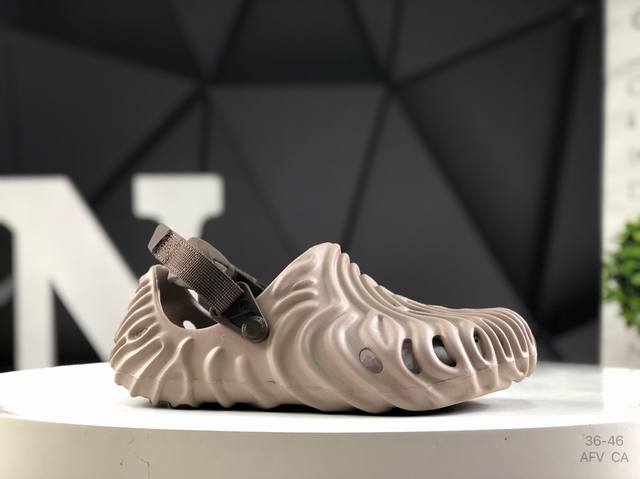 Crocs 卡洛驰 凉鞋 涡轮这双Crocs可能是所有Crocs里最有时尚感的一双，相较于普通版Crocs，增加了一个越野外底，凹凸不规则的山脉纹理让整双鞋更像