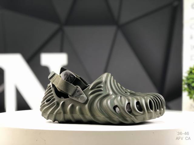 Crocs 卡洛驰 凉鞋 涡轮这双Crocs可能是所有Crocs里最有时尚感的一双，相较于普通版Crocs，增加了一个越野外底，凹凸不规则的山脉纹理让整双鞋更像
