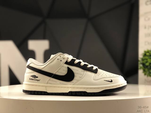海外爆款限量发售！高端定制 耐克 Nike Sb Dunk Low “巴黎世家联名---奶白黑钩印花”高端定制 低帮休闲板鞋 定制鞋盒 大厂纯原品质出货 超高清