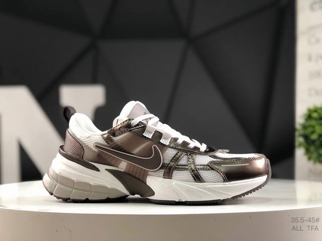 耐克 Nike V2K Run 复古单品 复古老爹鞋跑步鞋 鞋款被命名为 Runtekk 设计上借鉴了 0 年的跑鞋风格 配色上以金属银为主调 简练又有复古运动