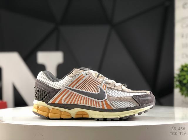 耐克 Nike Zoom Vomero 5 复古风潮 网面透气运动鞋 先行尝鲜版 紧致的鞋面材质提供良好的包裹性 鞋侧 Swoosh以及鞋头部分搭配增添不少亮点