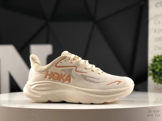 Hoka M Clifton 10 全新配色 这个品牌来自于新西兰的毛利语，Hoka表示大地，One One表示飞越，连起来就是飞越地平线，One One不是读