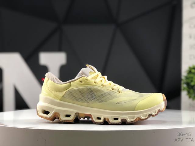 On 昂跑 Cloudventure Loewe 2 轻量运动休闲鞋！脚感很舒服，鞋底柔软且包裹性好，上脚显腿长，不用系鞋带很方便～ 不管休闲还是运动都很百搭。