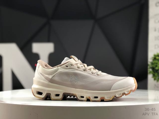 On 昂跑 Cloudventure Loewe 2 轻量运动休闲鞋！脚感很舒服，鞋底柔软且包裹性好，上脚显腿长，不用系鞋带很方便～ 不管休闲还是运动都很百搭。