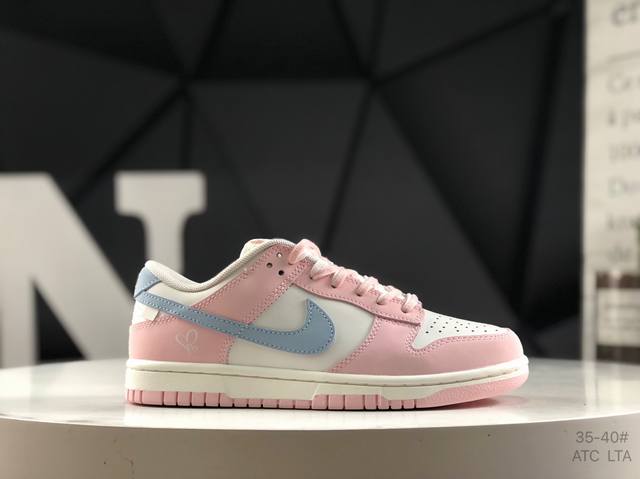 公司级带半码 耐克 Nike Dunk 此款主张打破传统的工业化流水线设计限制，以Made By Ideas的超级创意为理念，集结众多潮流设计师，结合时下最In