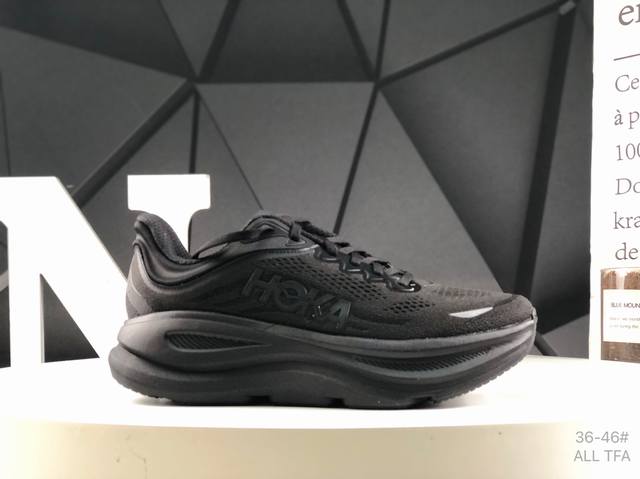 Hoka M Bondi 9全新配色 这个品牌来自于新西兰的毛利语，Hoka表示大地，One One表示飞越，连起来就是飞越地平线，One One不是读作“万万