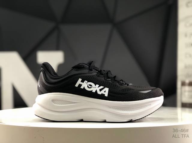Hoka M Bondi 9全新配色 这个品牌来自于新西兰的毛利语，Hoka表示大地，One One表示飞越，连起来就是飞越地平线，One One不是读作“万万