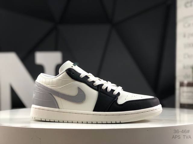 耐克 Nike Air Jordan 1 Aj1乔一中帮休闲板鞋 同步官方配色 原装烫金盒 公司级做工 完美版型 头层皮打造 手感细腻正确折边工艺 完美细节诠释