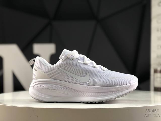真标带半码 耐克 Nike Vomero 18 耐克 舒适减震防滑 低帮跑步鞋 全掌Reactx泡绵中底 前掌和后跟还配备了Air Zoom气垫单元 据说跑起来