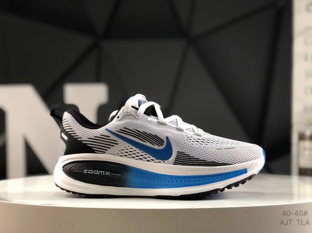 耐克 Nike Vomero 18 耐克 舒适减震防滑 低帮跑步鞋 全掌Reactx泡绵中底 前掌和后跟还配备了Air Zoom气垫单元 据说跑起来更快更舒适哦