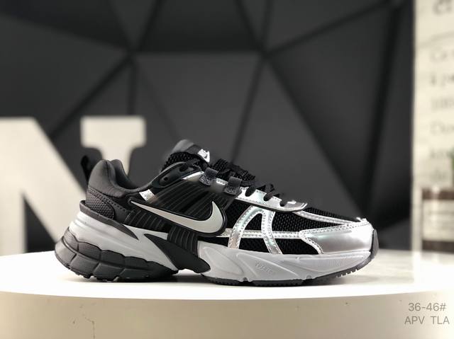 耐克 Nike V2K Run 复古单品 复古老爹鞋跑步鞋 鞋款被命名为 Runtekk 设计上借鉴了 2000 年的跑鞋风格 配色上以金属银为主调 简练又有复