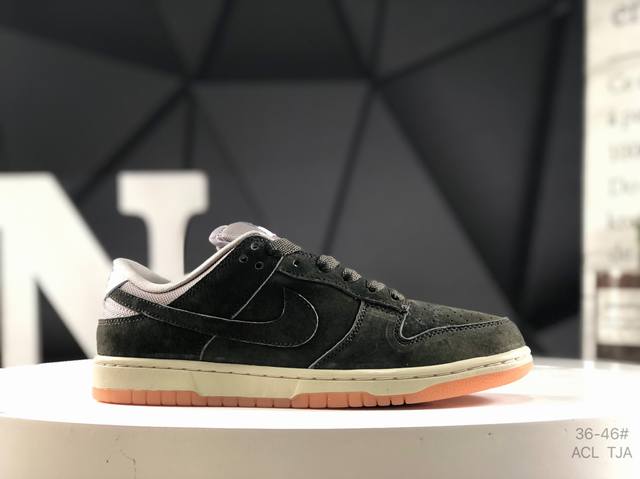 耐克 Sb Dunk Low Pro 扣篮系列复古低帮休闲运动滑板板鞋。采用脚感柔软舒适Zoomair气垫，有效吸收滑板等极限运动在落地时带来的冲击力，为街头运