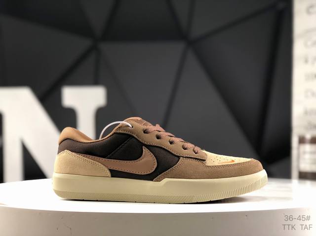 公司级 耐克 Nike Sb Force 58 耐克 低帮休闲板鞋 是一款将前沿创新带入街头的单品 它具有硫化杯底 具有出色的耐用性和灵活性 使用帆布和绒面革