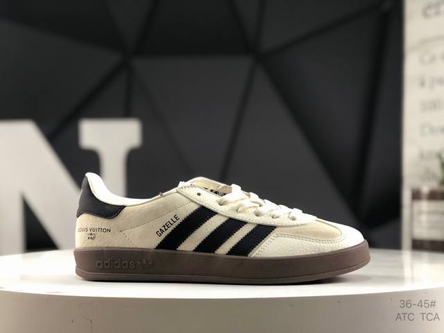 阿迪达斯 Adidas Samba Og 经典鞋款 Adidas 近70年的经典Samba Og 修长的鞋楦,略微尖尖的鞋头,翻毛皮的鞋头拼接,这些我们都看得到