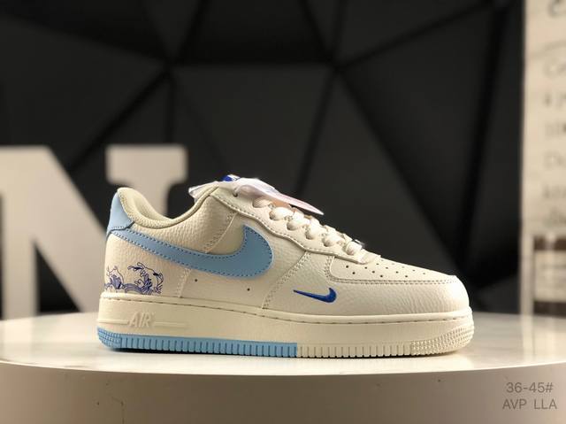 耐克Nike Air Force 1“07空军一号低帮百搭休闲运动板鞋。柔软、弹性十足的缓震性能和出色的中底设计，横跨复古与现代的外型结合，造就出风靡全球三十多