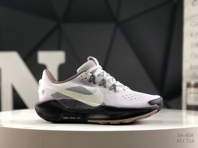 耐克 Nike Reactx Pegasus Trail 5 Next Nature 越野跑步鞋 登月兼顾迅疾外观和稳固脚感 后跟覆面和中足动态支撑巧妙融合 缔
