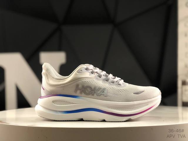 Hoka M Bondi 9全新配色 这个品牌来自于新西兰的毛利语，Hoka表示大地，One One表示飞越，连起来就是飞越地平线，One One不是读作“万万