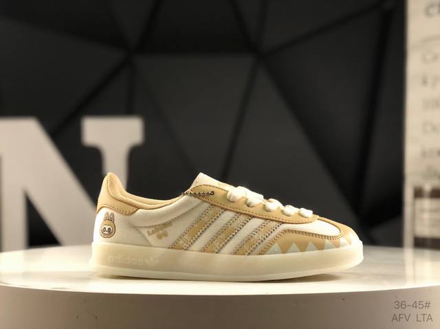 公司级带半码 阿迪达斯 Adidas Samba Og 经典鞋款 Adidas 近70年的经典Samba Og 修长的鞋楦,略微尖尖的鞋头,翻毛皮的鞋头拼接,这