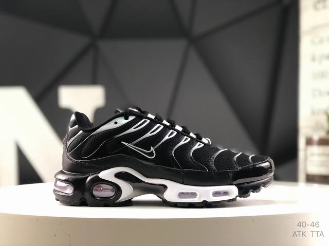 耐克Nike Air Max Plus是Nike旗下另类鞋款的代表，Tn 它诞生于1996年，是第一款使用Tunedair气垫的跑鞋，其特点就在于实现各气室间气