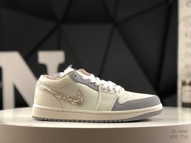 耐克 Nike Air Jordan 1 Aj1乔一中帮休闲板鞋 同步官方配色 原装烫金盒 公司级做工 完美版型 头层皮打造 手感细腻正确折边工艺 完美细节诠释