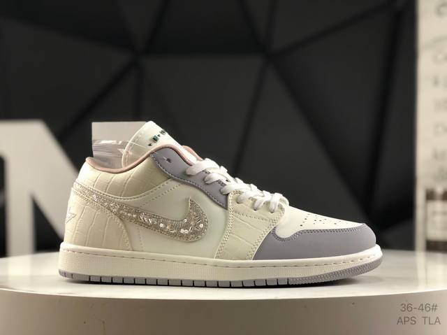 耐克 Nike Air Jordan 1 Aj1乔一中帮休闲板鞋 同步官方配色 原装烫金盒 公司级做工 完美版型 头层皮打造 手感细腻正确折边工艺 完美细节诠释