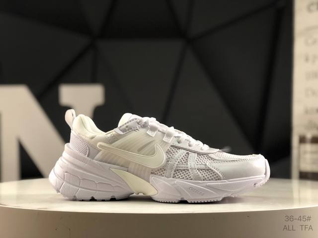 耐克 V2K Run跑步鞋复古风潮 网面透气运动鞋 灰银紧致的鞋面材质提供良好的包裹性鞋侧 Swoosh以及鞋头部分搭配增添不少亮点的镀铬细节鞋垫上印有Bill