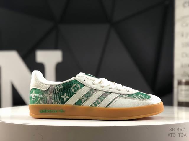 阿迪达斯 Adidas Samba Og 经典鞋款 Adidas 近70年的经典Samba Og 修长的鞋楦,略微尖尖的鞋头,翻毛皮的鞋头拼接,这些我们都看得到