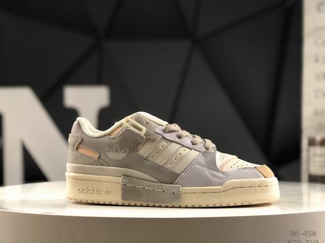 阿迪达斯 Forum 84 Low 低帮百搭潮流休闲运动板鞋。以复古篮球鞋的外形为基础，采用皮革拼接，简约百搭，更加贴合舒适。中底内侧网格造型起到点睛之笔，外底