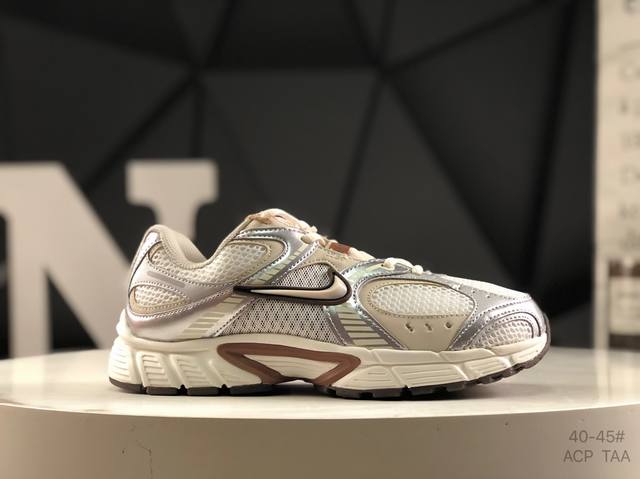 耐克 Nike V5 Rnr 舒适百搭防滑耐磨 低帮跑步鞋 舒适有型适合日常穿着 该鞋款延续千禧年经典设计搭载泡绵中底厚实而轻盈 匠心细节巧搭立体耐克勾标志焕新