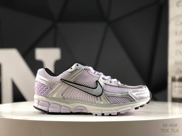 耐克 Nike Vomero 5耐克 舒适减震防滑 低帮跑步鞋 全掌Reactx泡绵中底 前掌和后跟还配备了Air Zoom气垫单元 据说跑起来更快更舒适哦 这