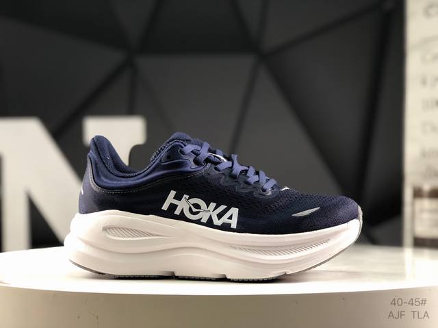 Hoka M Bondi 9全新配色 这个品牌来自于新西兰的毛利语，Hoka表示大地，One One表示飞越，连起来就是飞越地平线，One One不是读作“万万