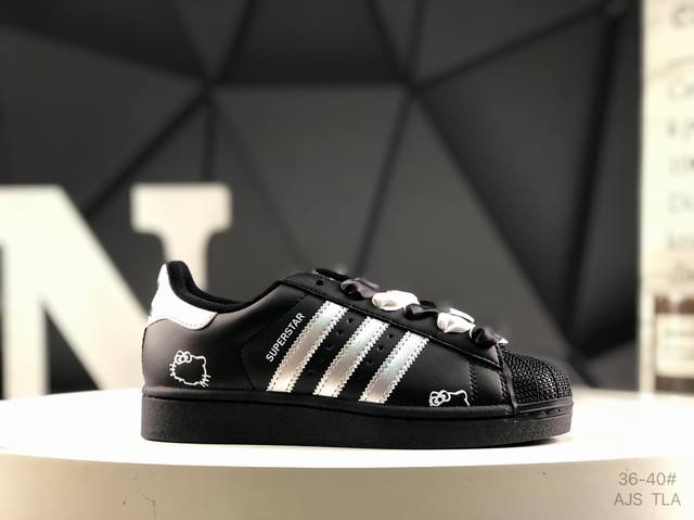 阿迪达斯 Adidas Superstar 三叶草经典贝壳头系列 新款休闲板鞋潮流男女士运动鞋 。鞋面柔软皮革材质 标志性的贝壳鞋头，锯齿三条纹，简约的线条。就