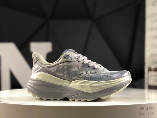 Hoka M Stinson 7 全新配色 一脚蹬系列，这个品牌来自于新西兰的毛利语，Hoka表示大地，One One表示飞越，连起来就是飞越地平线Hoka在超