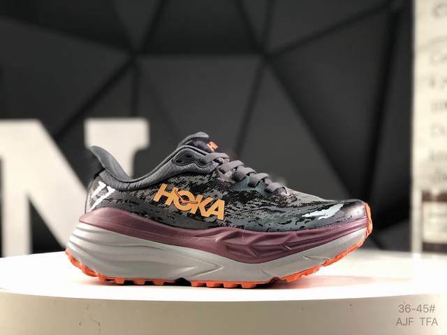 Hoka M Stinson 7 全新配色 一脚蹬系列，这个品牌来自于新西兰的毛利语，Hoka表示大地，One One表示飞越，连起来就是飞越地平线Hoka在超